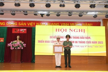 Thiếu tướng Đinh Văn Nơi được trao huân chương Chiến công hạng Nhất