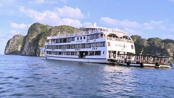 Tỉnh Quảng Ninh: Xử phạt 3 tàu tổ chức sự kiện 'chui' trên vịnh Hạ Long