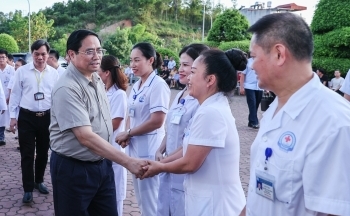 Thủ tướng dâng hương tại Nhà tưởng niệm Chủ tịch Hồ Chí Minh và thăm Bệnh viện đa khoa tỉnh Bắc Kạn