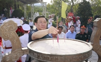 Chủ tịch Quốc hội tưởng niệm các anh hùng liệt sỹ tại Thừa Thiên-Huế