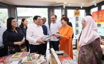 Thủ tướng Việt Nam và Malaysia cùng thăm phố sách, thưởng thức cà phê