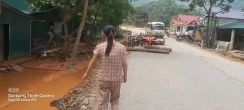 Đất đá, bùn nước từ Quốc lộ 37 tràn vào nhà, dân phải mang giường chiếu ra đường