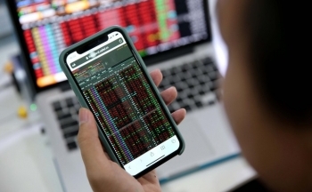 Chứng khoán ngày 2/8: Nhà đầu tư có tỉ trọng cổ phiếu cao nên cẩn trọng trong gia tăng vị thế