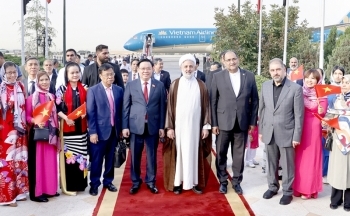 Chủ tịch Quốc hội đến thủ đô Tehran và bắt đầu thăm chính thức Iran