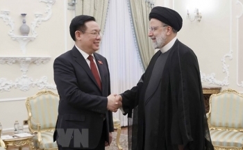 Chủ tịch Quốc hội Vương Đình Huệ hội kiến Tổng thống Iran