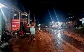 Người dân huyện Mù Cang Chải phấn khởi khi có điện trở lại sau mưa lũ
