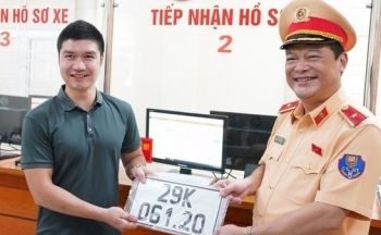 Ngày đầu cấp biển số định danh, áp dụng quản lý “biển số theo người”
