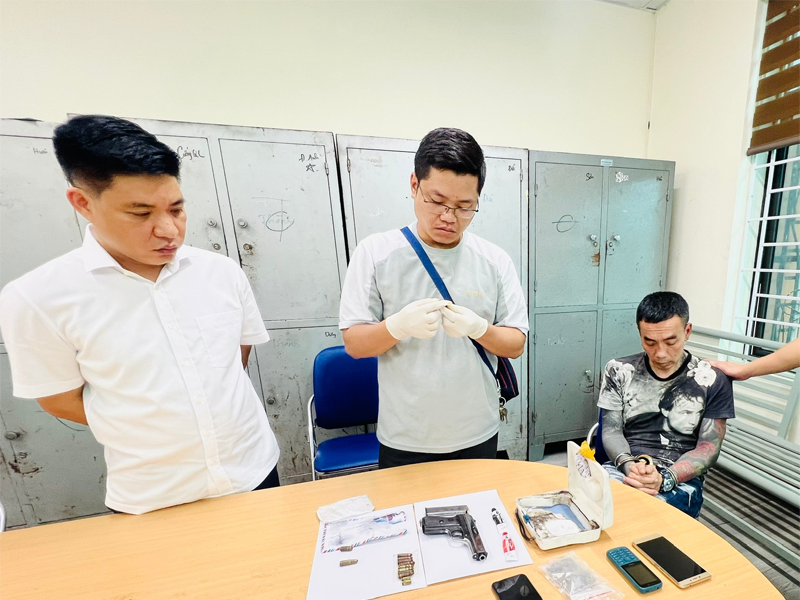 Lào Cai: Bắt quả tang đối tượng tàng trữ ma túy và súng ngắn trên xe ô tô