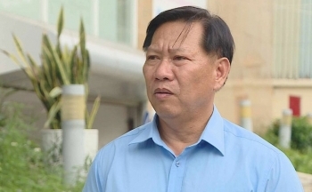 Cát sông nhấn chìm cán bộ tha hóa