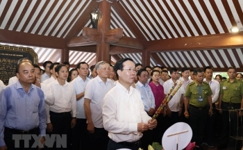 Chủ tịch nước Võ Văn Thưởng dâng hương tưởng nhớ Bác Hồ trên núi Ba Vì