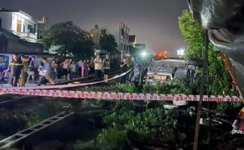 Ô tô chở 9 người bị tàu hoả hất văng khi băng qua đường ở Hải Phòng