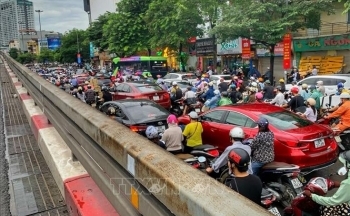 Ngày đầu tuần, ùn tắc trên nhiều tuyến phố Hà Nội