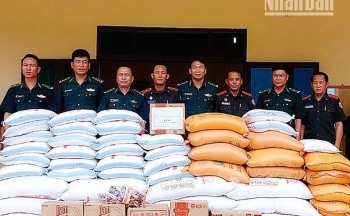 Tặng gạo cho lực lượng bảo vệ biên giới nước bạn Lào