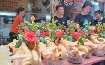 Đủ món hàng bắt mắt tại chợ 