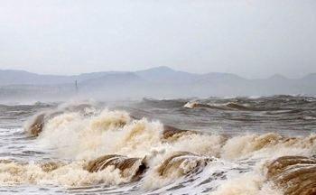 Thời tiết biển hôm nay 2/9/2023: Có gió mạnh, sóng lớn và mưa dông do ảnh hưởng của bão Saola