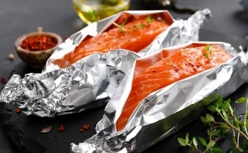 Sử dụng giấy bạc trong chế biến thực phẩm thế nào cho đúng cách?