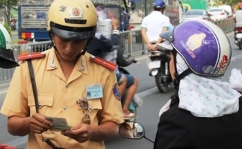 Quên mang giấy tờ xe có được nhờ người thân mang đến?