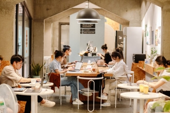 Kinh tế khó khăn, người Việt vẫn chăm đi uống cà phê, mạnh tay chi tiền ăn hàng