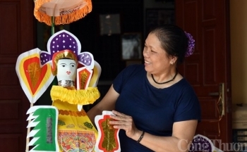 Nghệ nhân Nguyễn Thị Tuyến “thắp sáng” đồ chơi Trung thu