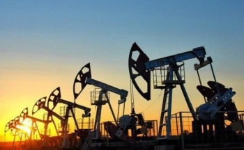 Cắt giảm nguồn cung đẩy giá dầu tiếp đà tăng trong tuần