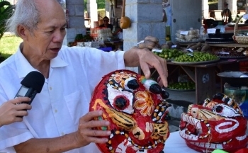 Nghệ nhân Hoàng Choóng đam mê, tâm huyết với đồ chơi dân gian sư tử mèo