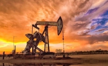 Giá dầu WTI vượt mốc 90 USD/thùng, cao nhất trong hơn 10 tháng