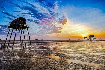 Thời tiết biển hôm nay 18/9/2023: Dự báo có mưa dông, lốc xoáy và gió giật mạnh trên biển