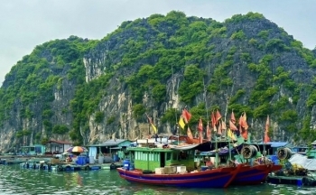 Thời tiết biển hôm nay 1/10/2023: Dự báo có mưa dông, lốc xoáy và gió giật mạnh trên biển