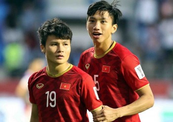 Đội bóng Tổng cục Quản lý thị trường đá giao hữu với đội các tuyển thủ Quốc gia Việt Nam