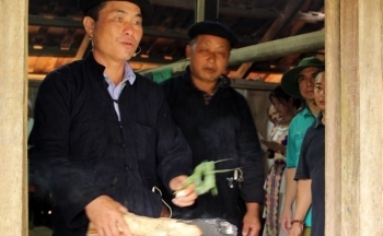 Nghi lễ mời, đón, rước thần giữ lửa của người Mông