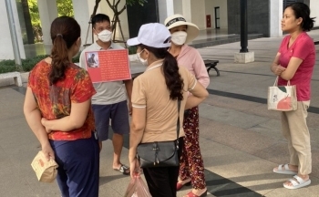 Người đàn ông vứt bỏ sĩ diện, đeo pano vào cổ tới GoldMark City đòi tiền