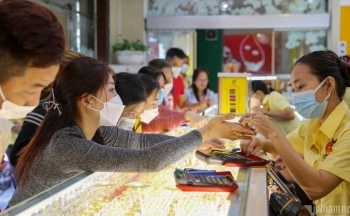 Giá vàng vượt 69 triệu đồng/lượng, có nên bán ngay chốt lời?