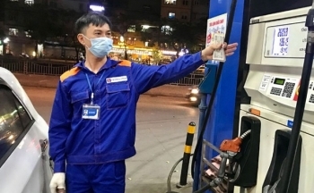 Vì sao không nên đổ xăng vào buổi trưa?