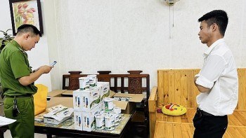 Ngăn kịp thời vụ 'chèo kéo' bán sữa không rõ nguồn gốc, bắt giữ 2,5 tấn thuốc lá nhập lậu