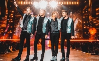 Săn vé xem concert Westlife: Website bán vé gặp lỗi, khán giả