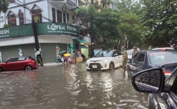 Mưa lớn kéo dài, nhiều tuyến đường ở thành phố Thanh Hóa ngập trong biển nước