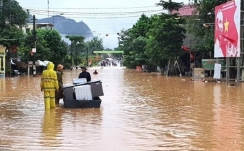 Nghệ An: Sạt lở đất khiến 3 nhà bị vùi lấp, lũ lớn nhiều địa phương gấp rút di dời người dân