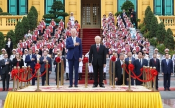 Những thanh âm lạc lõng ngược dòng chảy lớn của dân tộc