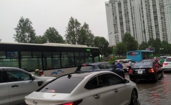 Hà Nội: Những điểm ngập úng khiến giao thông tê liệt