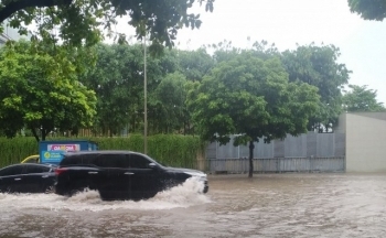 Đường phố Hà Nội ngập sâu vì mưa to, giao thông hỗn loạn