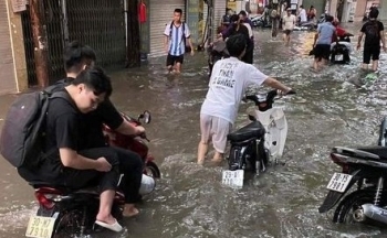 Xe máy ngập nước, chết máy: Xử lý thế nào?