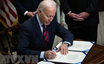 Tổng thống Mỹ Biden ký ban hành đạo luật ngân sách tạm thời