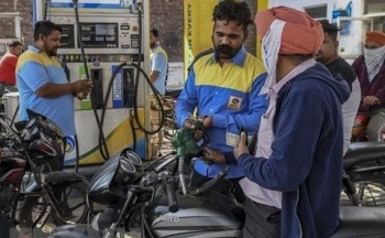 Ấn Độ sẽ quản lý giá dầu mỏ nếu vượt quá 100 USD một thùng