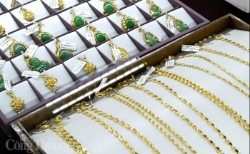 Giá vàng chiều nay 25/12/2023: Vàng trong nước trở lại mức đỉnh trên 77 triệu đồng mỗi lượng