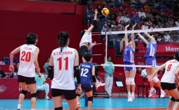 Lần đầu tiên bóng chuyền nữ Việt Nam vào bán kết ASIAD; đình chỉ 2 huấn luyện viên bóng bàn