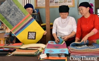 Độc đáo nghề dệt lanh Cán Tỷ, từ xây dựng đến khẳng định thương hiệu