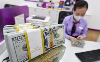 Tiền gửi tiết kiệm ùn ùn đổ vào ngân hàng