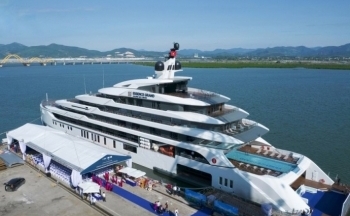 Quảng Ninh: Bàn giao du thuyền siêu sang lớn nhất Vịnh Hạ Long