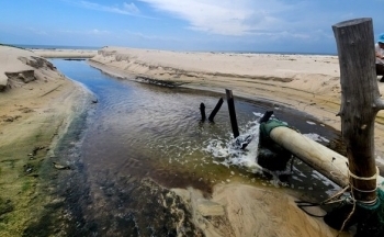 Người dân bức xúc vấn nạn ô nhiễm tại bãi tắm cộng đồng Vĩnh Thái