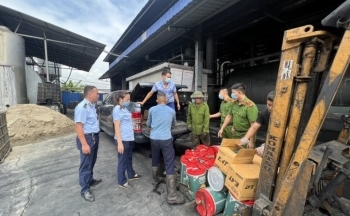 Yên Bái: Tiêu hủy hàng trăm lít dầu nhờn giả mạo nhãn hiệu Castrol